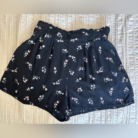NWOT Abound by Nordstrom Black Floral Shorts Size Small - Picture 2 of 6
